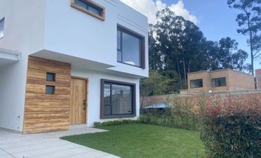 Lujosa villa en venta por estrenar Challuabamba - Panamericacna Norte - Cuenca
