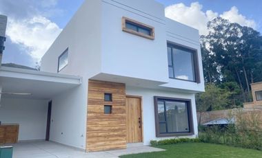 Lujosa villa en venta por estrenar Challuabamba - Panamericacna Norte - Cuenca