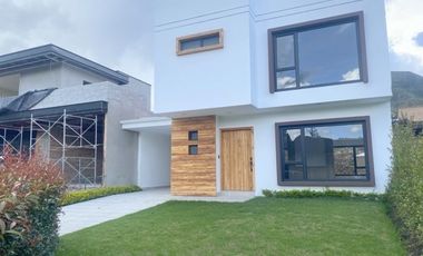 Lujosa villa en venta por estrenar Challuabamba - Panamericacna Norte - Cuenca