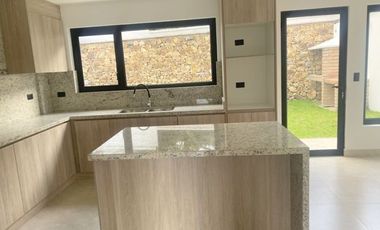 Lujosa villa en venta por estrenar Challuabamba - Panamericacna Norte - Cuenca