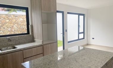 Lujosa villa en venta por estrenar Challuabamba - Panamericacna Norte - Cuenca