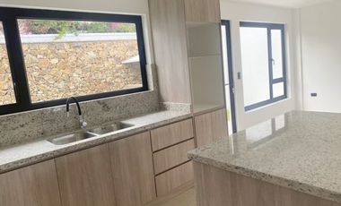 Lujosa villa en venta por estrenar Challuabamba - Panamericacna Norte - Cuenca