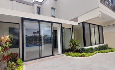 VIA LA COSTA LAGUNA CLUB CON VISTA AL LAGO