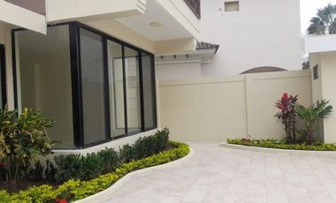 VIA LA COSTA LAGUNA CLUB CON VISTA AL LAGO