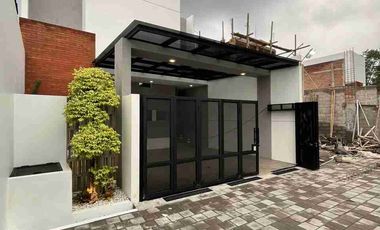 RUMAH HOMY DENGAN KONSEP INDUSTRIAL MODERN DEKAT KAMPUS UII
