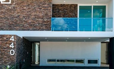 Moderna casa en renta equipada al norte de Mérida con acabados de lujo