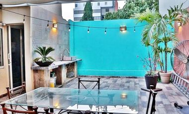 CASA EN CALLE CERRADA CON EXCELENTE ILUMINACIÓN