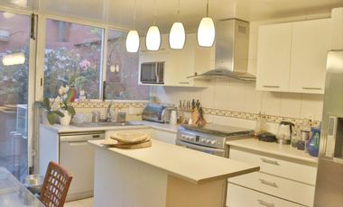 CASA EN CALLE CERRADA CON EXCELENTE ILUMINACIÓN