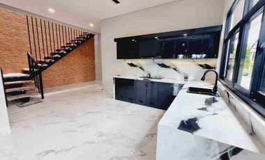 Rumah Mewah ada Private Pool Strategis di Sumber Banjarsari Solo