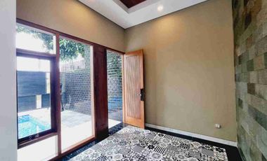 Rumah Mewah ada Private Pool Strategis di Sumber Banjarsari Solo