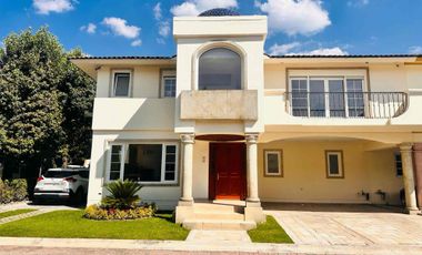 Renta de Residencia con casa club