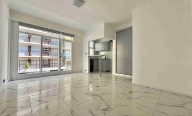 Un ambiente a la calle con balcón. Mar del Plata