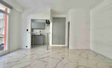 Un ambiente a la calle con balcón. Mar del Plata