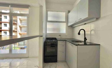 Un ambiente a la calle con balcón. Mar del Plata