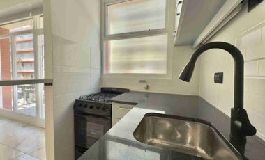 Un ambiente a la calle con balcón. Mar del Plata