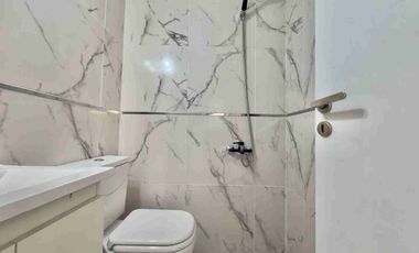 Un ambiente a la calle con balcón. Mar del Plata