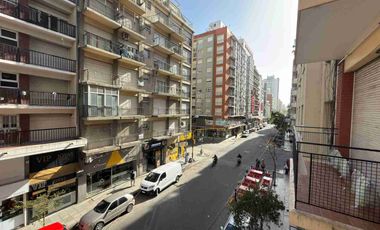 Un ambiente a la calle con balcón. Mar del Plata