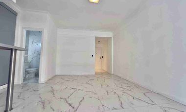 Un ambiente a la calle con balcón. Mar del Plata