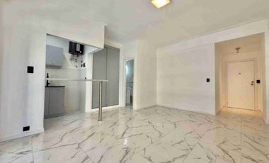 Un ambiente a la calle con balcón. Mar del Plata