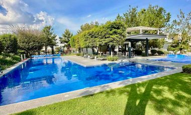 Casa en coto 10 Solares, Vasanta, con cuarto de servicio y estudio con baño completo en pb