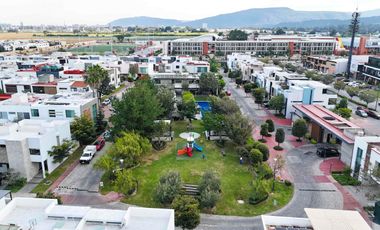 Casa en coto 10 Solares, Vasanta, con cuarto de servicio y estudio con baño completo en pb