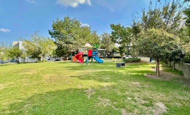 Casa en coto 10 Solares, Vasanta, con cuarto de servicio y estudio con baño completo en pb