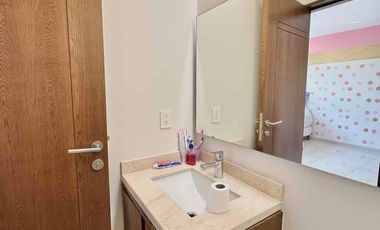 Casa en coto 10 Solares, Vasanta, con cuarto de servicio y estudio con baño completo en pb