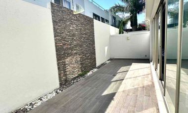 Casa en coto 10 Solares, Vasanta, con cuarto de servicio y estudio con baño completo en pb