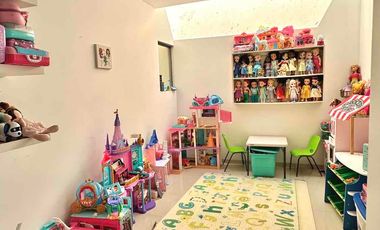 Casa en coto 10 Solares, Vasanta, con cuarto de servicio y estudio con baño completo en pb