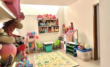 Casa en coto 10 Solares, Vasanta, con cuarto de servicio y estudio con baño completo en pb