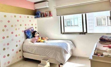 Casa en coto 10 Solares, Vasanta, con cuarto de servicio y estudio con baño completo en pb