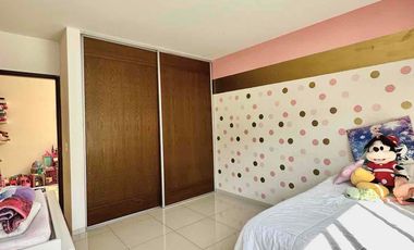 Casa en coto 10 Solares, Vasanta, con cuarto de servicio y estudio con baño completo en pb