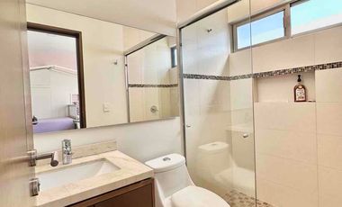 Casa en coto 10 Solares, Vasanta, con cuarto de servicio y estudio con baño completo en pb