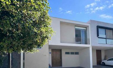 Casa en coto 10 Solares, Vasanta, con cuarto de servicio y estudio con baño completo en pb