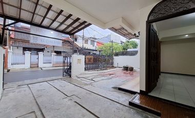 Disewakan Rumah Minimalis Full Renovasi Bagus Kebon Jeruk Baru, Lingkungan Aman dan Bebas Banjir