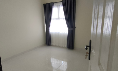 Rumah Cantik 2,5 Lantai Konsep Scandinavian Harga Murah Dekat Jalan Raya