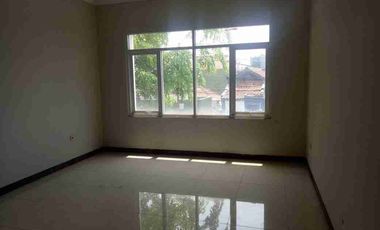 Ruko 2 lantai  cocok untuk kantor dan tempat usaha dengan lokasi strategis dan akses jalan ramai