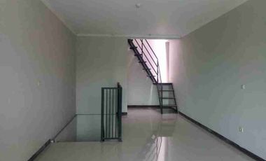 Ruko 2 lantai  cocok untuk kantor dan tempat usaha dengan lokasi strategis dan akses jalan ramai