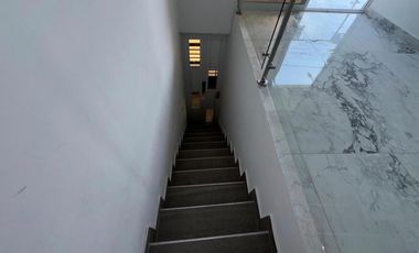 ARRIENDO APARTAMENTO EN EL SEGUNDO PISO, BARRIO LA VORÁGINE.