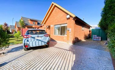 ARRIENDO CASA SECTOR PARQUE BRISAS NORTE 2 PISOS 3D+3B+ESCRITORIO+TERRAZA+QUINCHO+PISCINA+PANELES SOLARES, COLEGIOS HIGHLANDS, CABO DE HORNOS