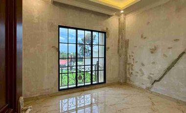 RUMAH MEGAH 3 LANTAI AMERICAN CLASIC MODERN ALA SULTAN DI BANYURADEN GAMPING