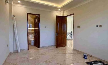 RUMAH MEGAH 3 LANTAI AMERICAN CLASIC MODERN ALA SULTAN DI BANYURADEN GAMPING