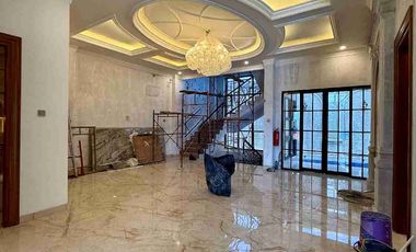 RUMAH MEGAH 3 LANTAI AMERICAN CLASIC MODERN ALA SULTAN DI BANYURADEN GAMPING