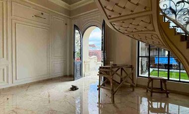 RUMAH MEGAH 3 LANTAI AMERICAN CLASIC MODERN ALA SULTAN DI BANYURADEN GAMPING