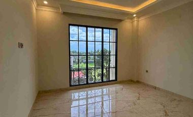 RUMAH MEGAH 3 LANTAI AMERICAN CLASIC MODERN ALA SULTAN DI BANYURADEN GAMPING