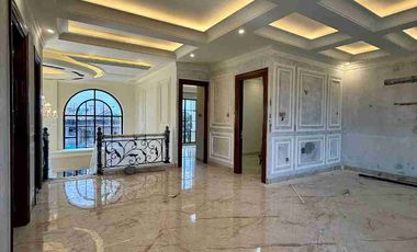 RUMAH MEGAH 3 LANTAI AMERICAN CLASIC MODERN ALA SULTAN DI BANYURADEN GAMPING