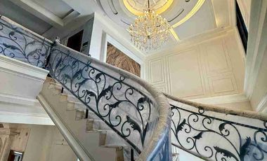 RUMAH MEGAH 3 LANTAI AMERICAN CLASIC MODERN ALA SULTAN DI BANYURADEN GAMPING