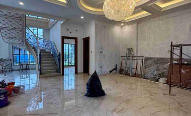 RUMAH MEGAH 3 LANTAI AMERICAN CLASIC MODERN ALA SULTAN DI BANYURADEN GAMPING