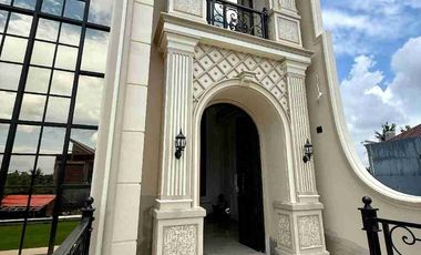 RUMAH MEGAH 3 LANTAI AMERICAN CLASIC MODERN ALA SULTAN DI BANYURADEN GAMPING