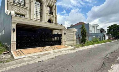 RUMAH MEGAH 3 LANTAI AMERICAN CLASIC MODERN ALA SULTAN DI BANYURADEN GAMPING